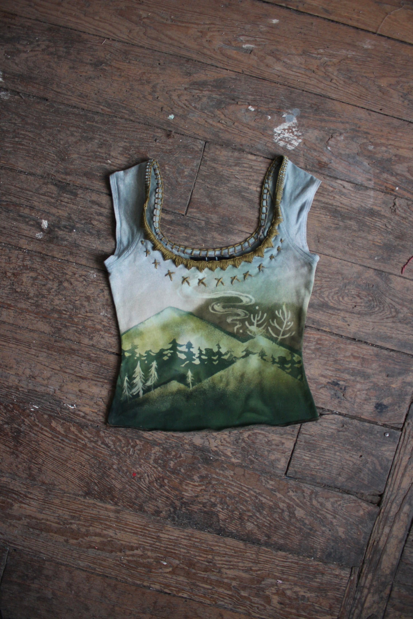 MEDIUM - Mountain Hike Basket top - Olive green Hand embroidered neckline