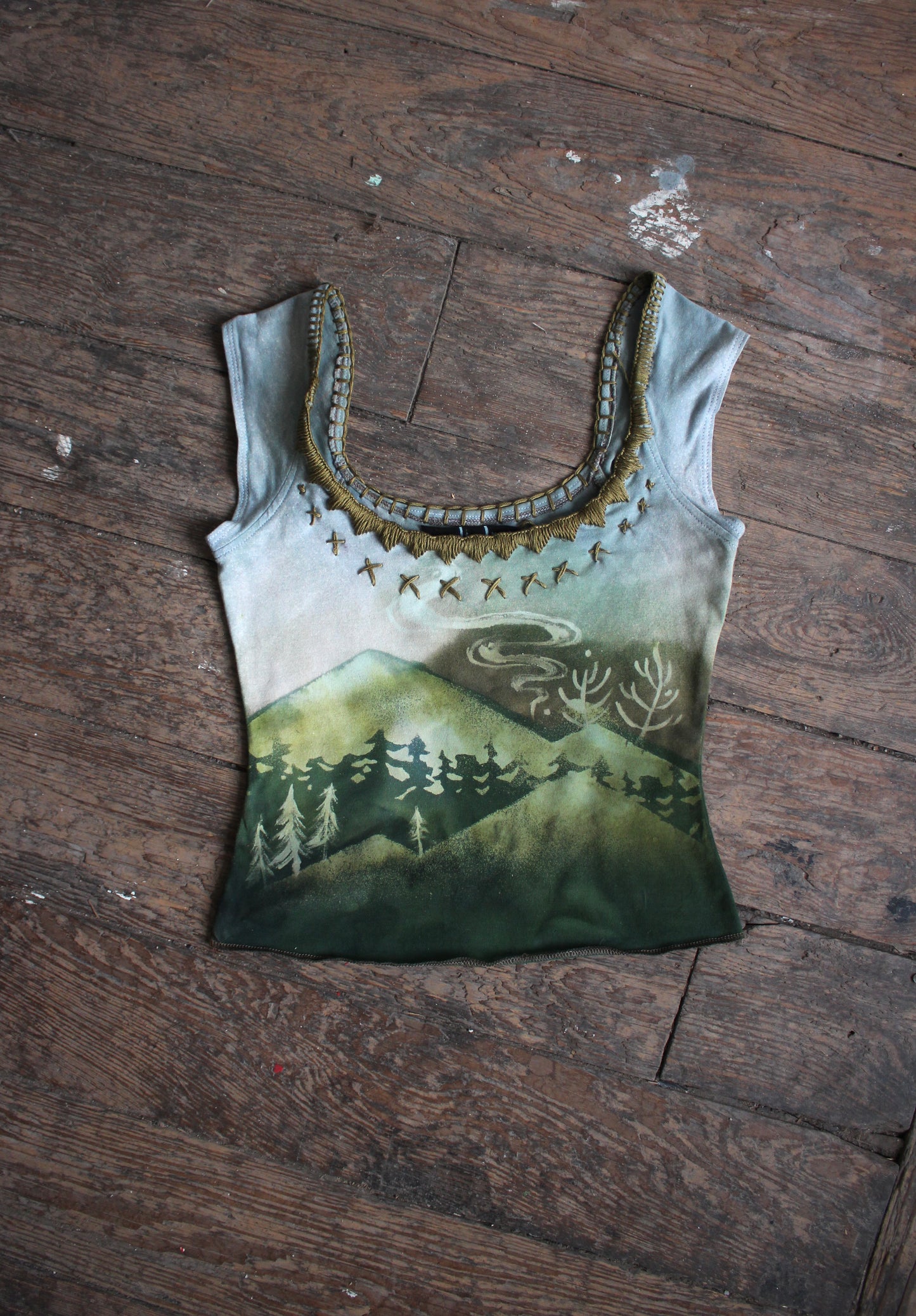 MEDIUM - Mountain Hike Basket top - Olive green Hand embroidered neckline