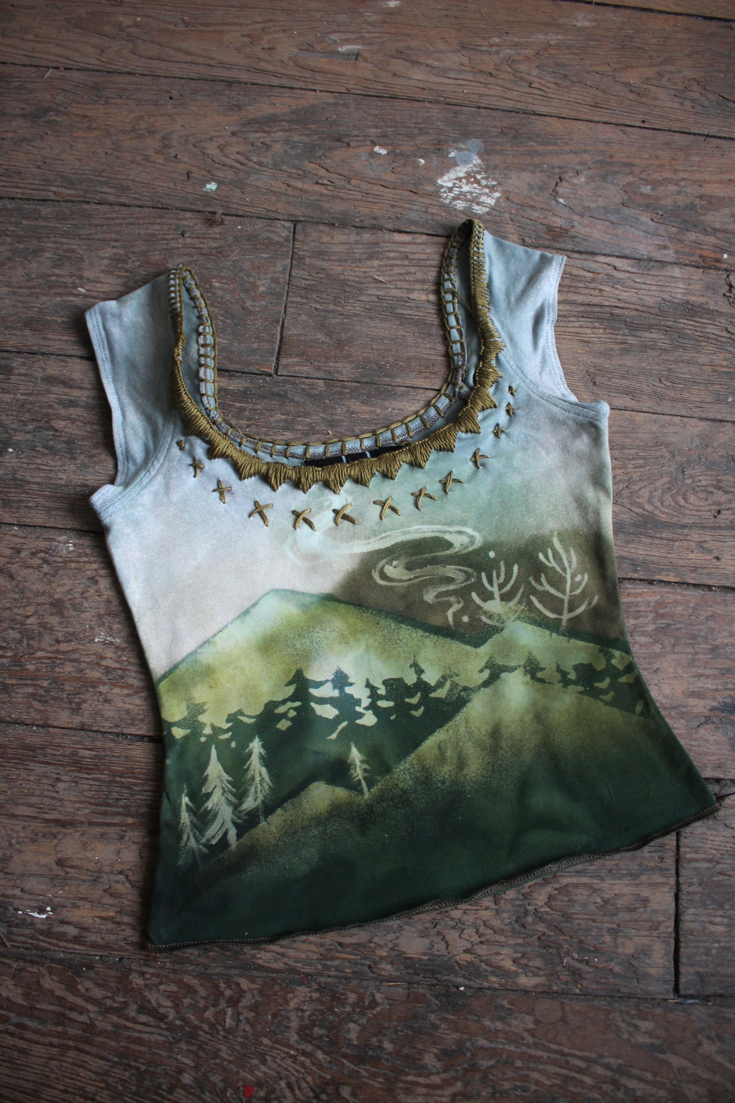 MEDIUM - Mountain Hike Basket top - Olive green Hand embroidered neckline