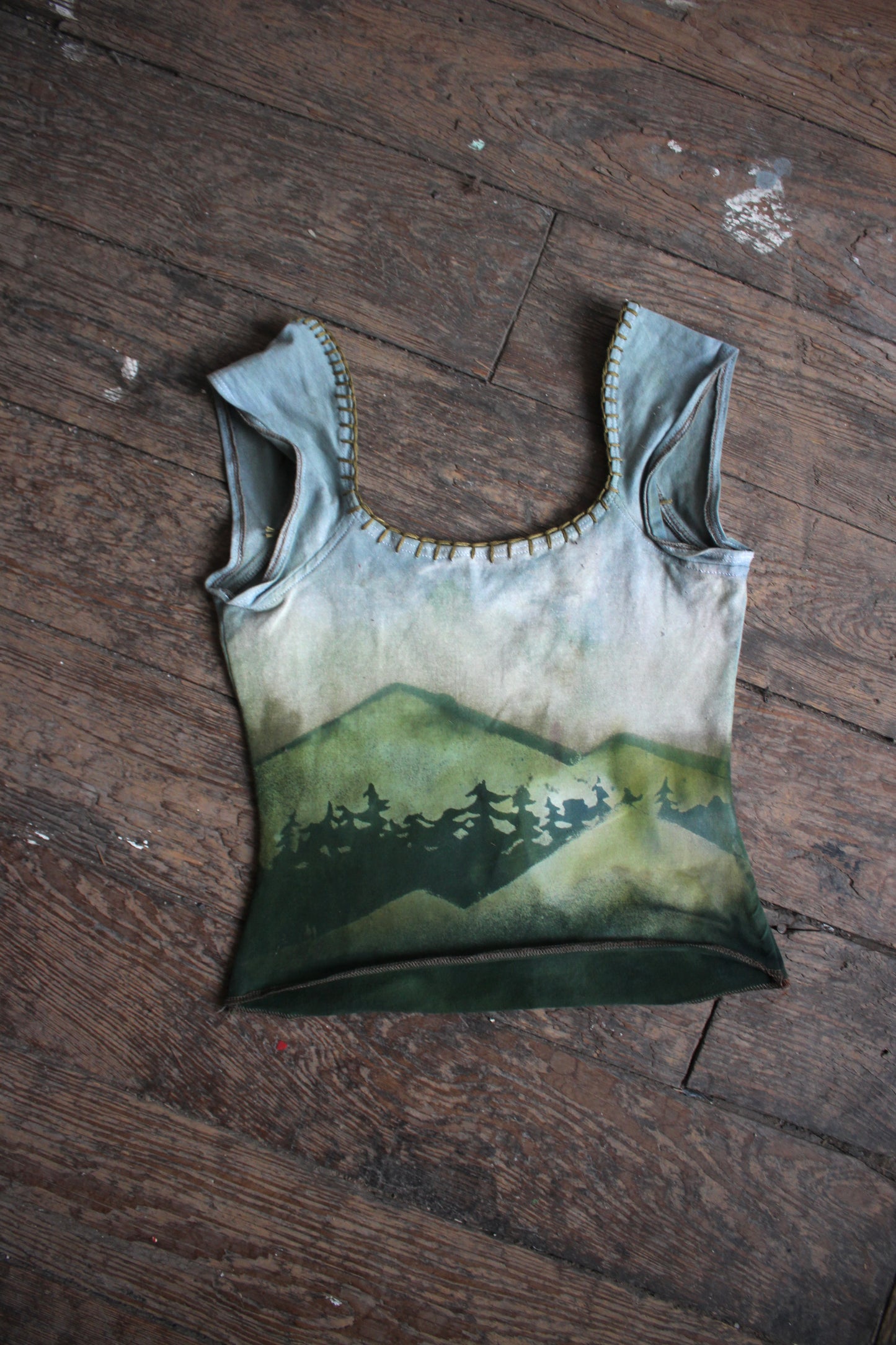 MEDIUM - Mountain Hike Basket top - Olive green Hand embroidered neckline