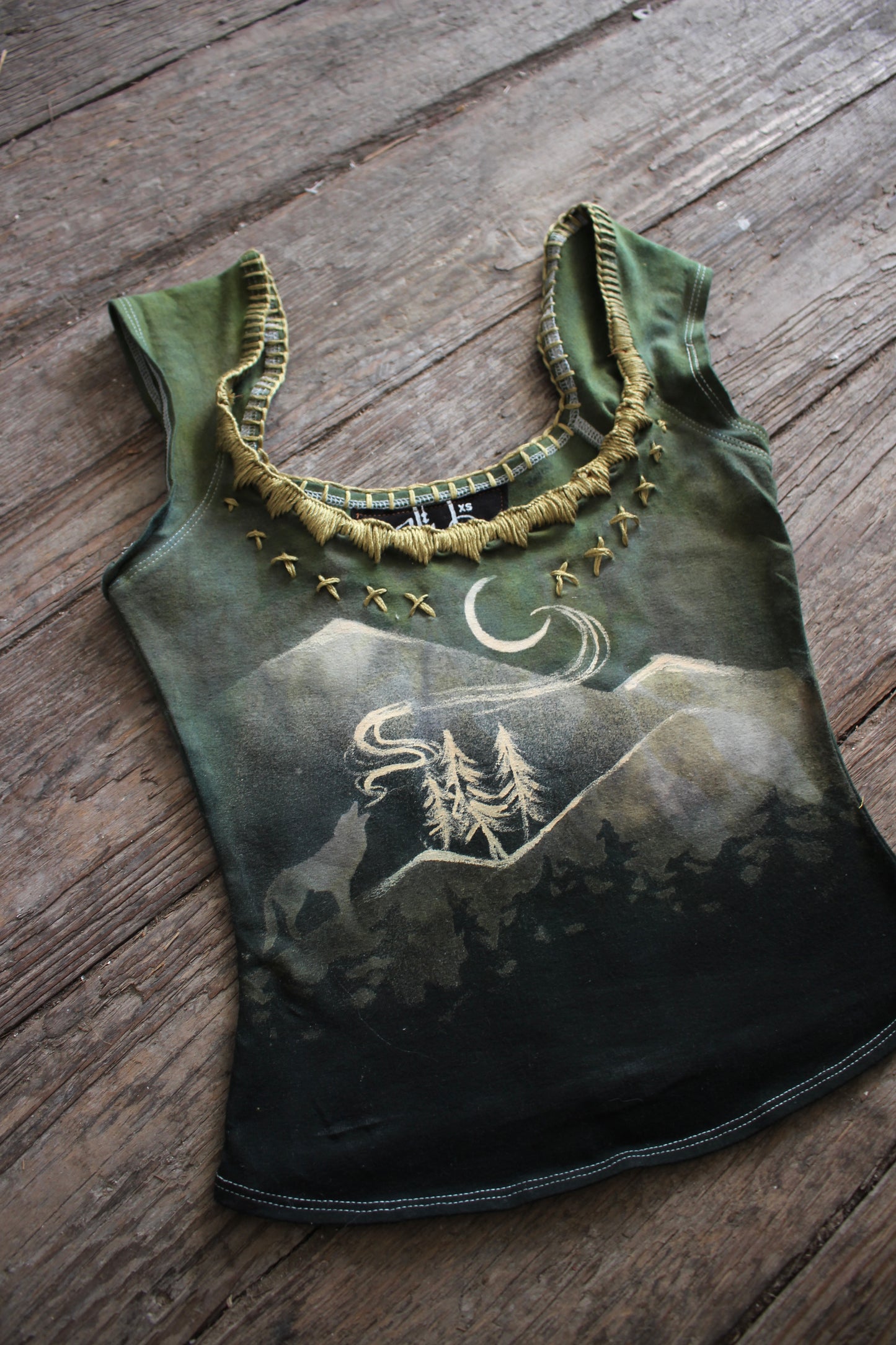 XS - Green Howl Basket top - Hand embroidered neckline