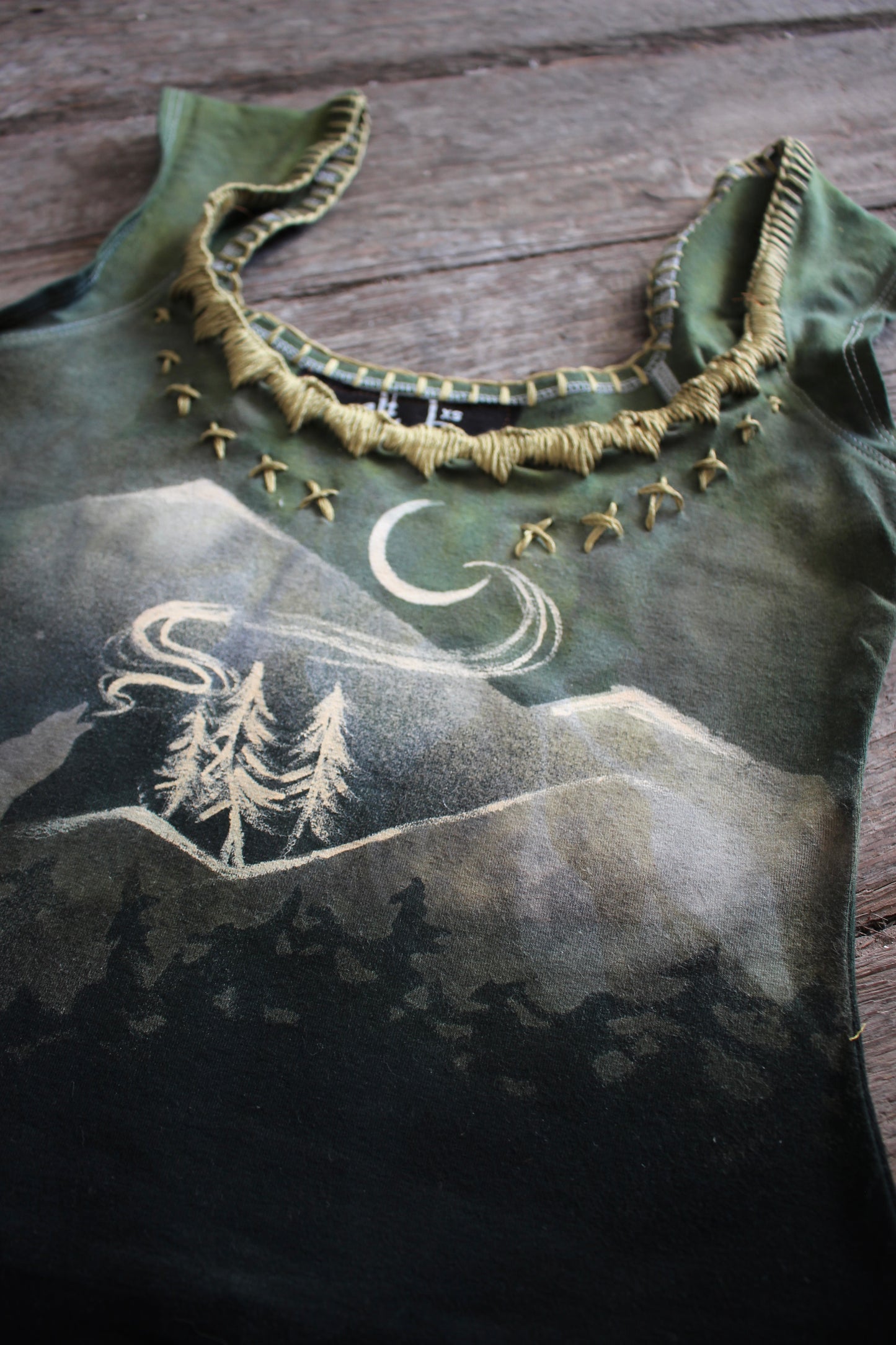 XS - Green Howl Basket top - Hand embroidered neckline