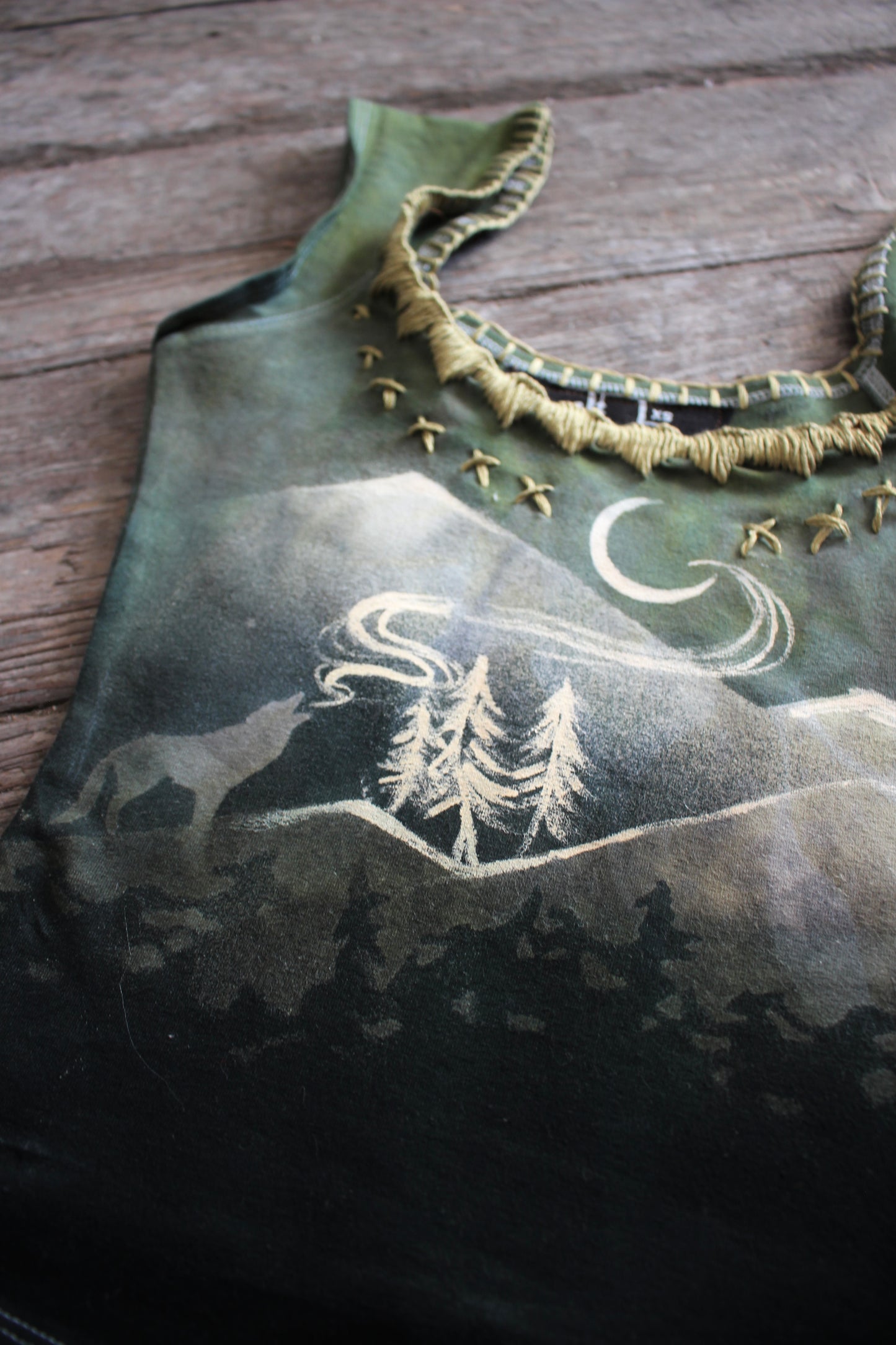 XS - Green Howl Basket top - Hand embroidered neckline