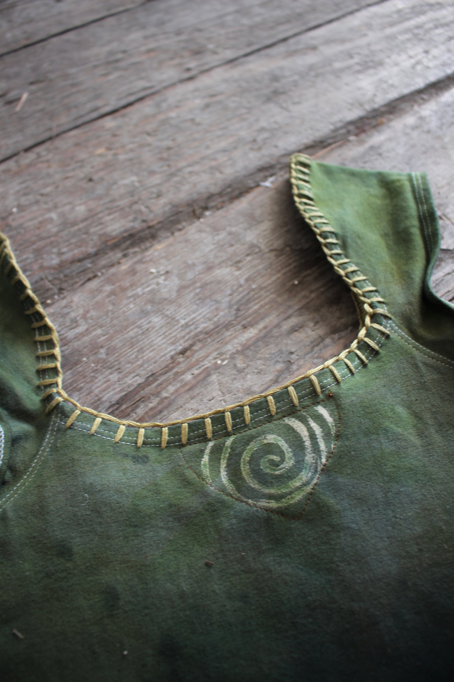 XS - Green Howl Basket top - Hand embroidered neckline